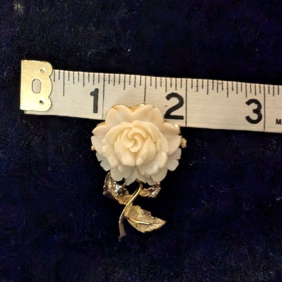 Vintage white celluloid flower - Picture 3 of 6